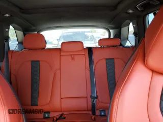 2023 BMW X5 M z VIN 5YMJU0C07P9P13978, wystawiony jako Copart lot #49664573 z przebiegiem Nie podano mil oraz . Historia ofert i sprzedaży dostępna na DreamBid. Obrazek 10.