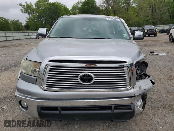 2013 Toyota Tundra Limited z VIN 5TFFY5F18DX136180, wystawiony jako Copart lot #51525745 z przebiegiem Nie podano mil oraz Szkoda całkowita • Salvage title. Historia ofert i sprzedaży dostępna na DreamBid. Obrazek 5.