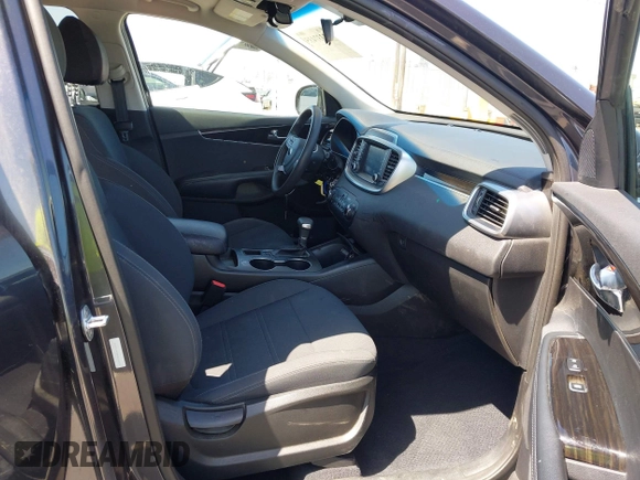 2019 Kia Sorento L z VIN 5XYPG4A38KG536055, wystawiony jako IAAI lot #42337435 z przebiegiem 48 184 mil mil oraz . Historia ofert i sprzedaży dostępna na DreamBid. Obrazek 5.