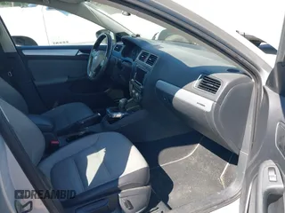 2013 Volkswagen Jetta Hybrid SE z VIN 3VW637AJ1DM303788, wystawiony jako IAAI lot #42205720 z przebiegiem 242 957 mil mil oraz . Historia ofert i sprzedaży dostępna na DreamBid. Obrazek 5.