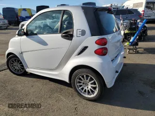 2013 Smart fortwo Passion z VIN WMEEJ9AA6DK725631, wystawiony jako Copart lot #85617364 z przebiegiem Nie podano mil oraz Tytuł czysty. Historia ofert i sprzedaży dostępna na DreamBid. Obrazek 2.
