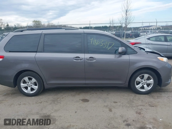 2014 Toyota Sienna LE AAS z VIN 5TDKK3DC2ES519967, wystawiony jako IAAI lot #41863397 z przebiegiem 124 130 mil mil oraz . Historia ofert i sprzedaży dostępna na DreamBid. Obrazek 13.