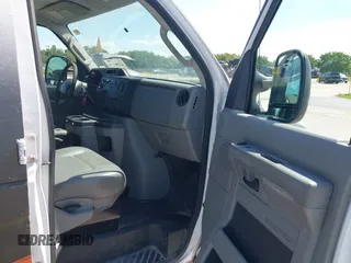 2013 Ford Econoline Cargo Commercial z VIN 1FTNE2EW8DDB01110, wystawiony jako IAAI lot #42290270 z przebiegiem 241 988 mil mil oraz . Historia ofert i sprzedaży dostępna na DreamBid. Obrazek 5.