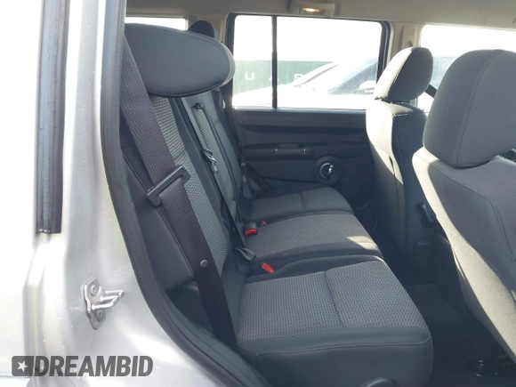2010 Jeep Commander Sport z VIN 1J4RH4GK3AC158874, wystawiony jako IAAI lot #41708167 z przebiegiem 165 002 mil mil oraz . Historia ofert i sprzedaży dostępna na DreamBid. Obrazek 8.