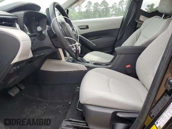 2022 Toyota Corolla Cross LE z VIN 7MUCAAAG9NV024206, wystawiony jako Copart lot #53733855 z przebiegiem 5610 mil mil oraz Szkody całkowita. Historia ofert i sprzedaży dostępna na DreamBid. Obrazek 7.