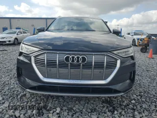 2019 Audi e-tron Premium Plus z VIN WA1LAAGE8KB024694, wystawiony jako Copart lot #54429195 z przebiegiem 46 534 mil mil oraz Szkoda całkowita • Salvage title. Historia ofert i sprzedaży dostępna na DreamBid. Obrazek 5.