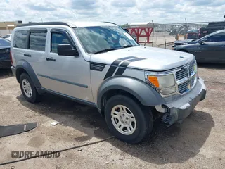 2008 Dodge Nitro SXT z VIN 1D8GU28K28W222862, wystawiony jako IAAI lot #42125805 z przebiegiem 138 806 mil mil oraz . Historia ofert i sprzedaży dostępna na DreamBid. Obrazek 1.