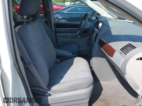 2010 Chrysler Town & Country Touring z VIN 2A4RR5D17AR189762, wystawiony jako IAAI lot #42188586 z przebiegiem 185 173 mil mil oraz . Historia ofert i sprzedaży dostępna na DreamBid. Obrazek 5.