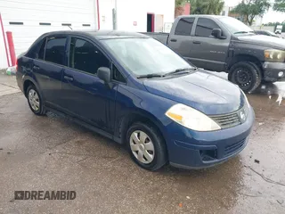 2009 Nissan Versa 1.6 z VIN 3N1CC11E69L483145, wystawiony jako IAAI lot #42240252 z przebiegiem 136 776 mil mil oraz . Historia ofert i sprzedaży dostępna na DreamBid. Obrazek 1.