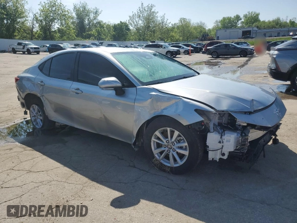 2025 Toyota Camry LE z VIN 4T1DAACK1SU529384, wystawiony jako Copart lot #56388785 z przebiegiem Nie podano mil oraz Czysty tytuł • Clean title. Historia ofert i sprzedaży dostępna na DreamBid. Obrazek 4.