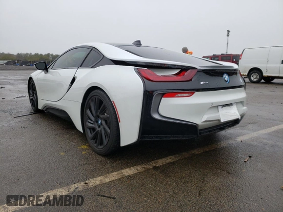 2016 BMW i8 z VIN WBY2Z2C52GV675619, wystawiony jako Copart lot #39725842 z przebiegiem 7047 mil mil oraz . Historia ofert i sprzedaży dostępna na DreamBid. Obrazek 3.