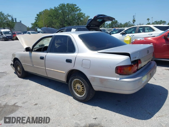 1995 Toyota Camry LE z VIN 4T1SK12E8SU872841, wystawiony jako IAAI lot #42025861 z przebiegiem 228 747 mil mil oraz . Historia ofert i sprzedaży dostępna na DreamBid. Obrazek 3.