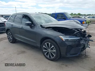 2024 Volvo XC60 Plus Dark Theme z VIN YV4L12RL0R1763675, wystawiony jako IAAI lot #42006376 z przebiegiem 8024 mil mil oraz . Historia ofert i sprzedaży dostępna na DreamBid. Obrazek 1.