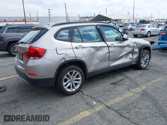 2015 BMW X1 xDrive28i z VIN WBAVL1C55FVY41749, wystawiony jako IAAI lot #42140979 z przebiegiem 120 953 mil mil oraz . Historia ofert i sprzedaży dostępna na DreamBid. Obrazek 4.