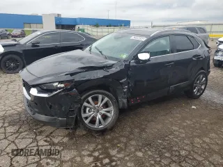 2025 Mazda CX-30 S Preferred z VIN 3MVDMBCM0SM799275, wystawiony jako Copart lot #62999095 z przebiegiem Nie podano mil oraz Nie do naprawy • Non repairable. Historia ofert i sprzedaży dostępna na DreamBid. Obrazek 1.