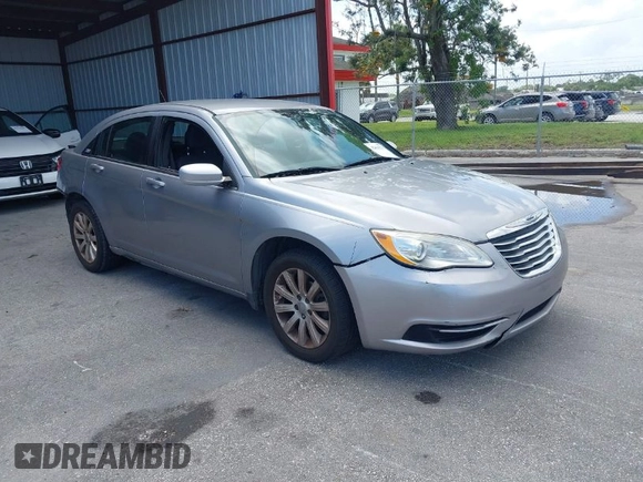 2014 Chrysler 200 Touring z VIN 1C3CCBBG3EN115295, wystawiony jako IAAI lot #42016271 z przebiegiem 201 749 mil mil oraz . Historia ofert i sprzedaży dostępna na DreamBid. Obrazek 1.