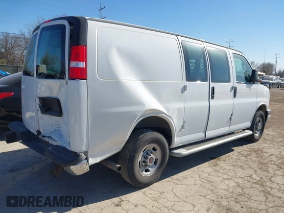 2022 GMC Savana Cargo Van with VIN 1GTW7AFP8N1172293, listed as a IAAI auction lot 41735294 with 33,213 mi miles. Bid and sale history available at carsss.com. Image 4.