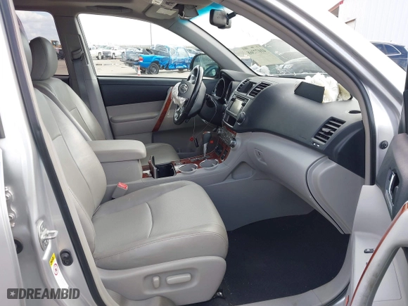 2013 Toyota Highlander Limited with VIN 5TDYK3EH0DS125189, listed as a IAAI auction lot 41077368 with 113,564 mi miles. Bid and sale history available at carsss.com. Image 5.