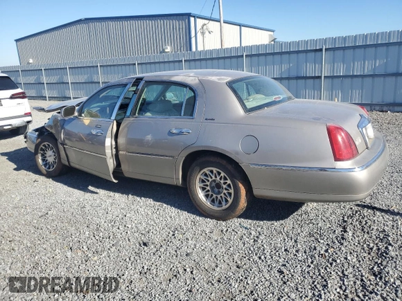 1999 Lincoln Town Car Signature z VIN 1LNHM82W3XY689627, wystawiony jako Copart lot #86387904 z przebiegiem Nie podano mil oraz Szkody całkowita. Historia ofert i sprzedaży dostępna na DreamBid. Obrazek 2.