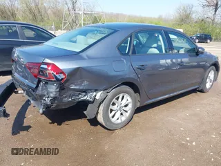 2018 Volkswagen Passat S z VIN 1VWAA7A35JC031938, wystawiony jako IAAI lot #42001015 z przebiegiem 109 450 mil mil oraz . Historia ofert i sprzedaży dostępna na DreamBid. Obrazek 4.