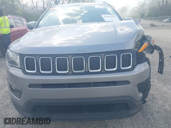 2019 Jeep Compass Altitude z VIN 3C4NJCBB7KT742453, wystawiony jako IAAI lot #42107184 z przebiegiem 97 683 mil mil oraz . Historia ofert i sprzedaży dostępna na DreamBid. Obrazek 18.