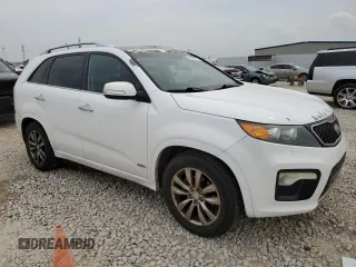 2013 Kia Sorento SX z VIN 5XYKWDA22DG321598, wystawiony jako Copart lot #50453715 z przebiegiem 123 778 mil mil oraz Czysty tytuł • Clean title. Historia ofert i sprzedaży dostępna na DreamBid. Obrazek 4.