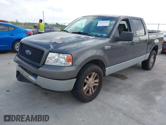 2005 Ford F-150 XLT z VIN 1FTRW12W55KF12801, wystawiony jako IAAI lot #42071518 z przebiegiem 462 561 mil mil oraz . Historia ofert i sprzedaży dostępna na DreamBid. Obrazek 2.