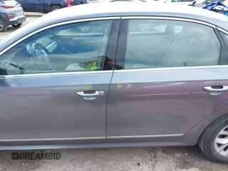 2017 Volkswagen Passat S z VIN 1VWAT7A32HC085122, wystawiony jako IAAI lot #42204880 z przebiegiem 61 935 mil mil oraz . Historia ofert i sprzedaży dostępna na DreamBid. Obrazek 14.
