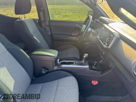 2023 Toyota Tacoma SR z VIN 3TMCZ5AN4PM566647, wystawiony jako Copart lot #60572355 z przebiegiem 43 666 mil mil oraz Czysty tytuł • Clean title. Historia ofert i sprzedaży dostępna na DreamBid. Obrazek 5.