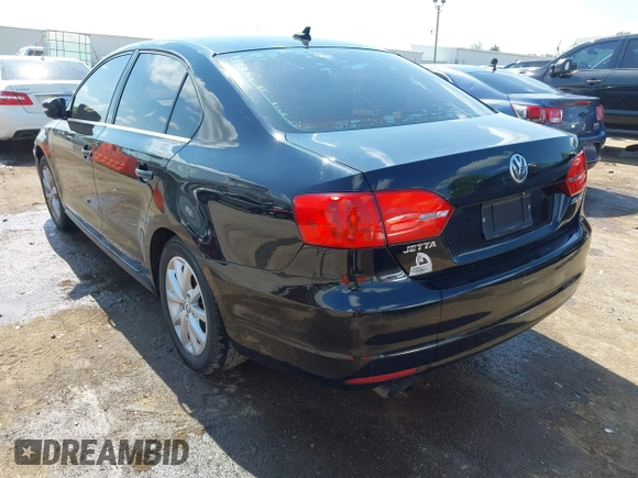 2013 Volkswagen Jetta SE z VIN 3VWDP7AJ3DM438668, wystawiony jako IAAI lot #42235014 z przebiegiem 128 406 mil mil oraz . Historia ofert i sprzedaży dostępna na DreamBid. Obrazek 3.