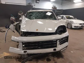 2025 Porsche Cayenne E-Hybrid Hybrid z VIN WP1AE2AY2SDA16359, wystawiony jako IAAI lot #41886547 z przebiegiem 2 828 mil mil oraz . Historia ofert i sprzedaży dostępna na DreamBid. Obrazek 13.