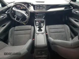 2022 Audi e-tron GT Premium Plus z VIN WAUCJBFW0N7001582, wystawiony jako Copart lot #84433364 z przebiegiem 29 221 mil mil oraz Szkody całkowita. Historia ofert i sprzedaży dostępna na DreamBid. Obrazek 8.
