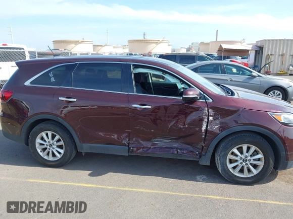 2019 Kia Sorento LX z VIN 5XYPG4A58KG565461, wystawiony jako IAAI lot #42099618 z przebiegiem 42 574 mil mil oraz . Historia ofert i sprzedaży dostępna na DreamBid. Obrazek 6.