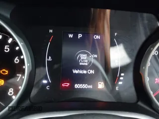 2020 Jeep Compass Latitude z VIN 3C4NJCBB9LT126299, wystawiony jako IAAI lot #42206657 z przebiegiem 60 550 mil mil oraz . Historia ofert i sprzedaży dostępna na DreamBid. Obrazek 7.