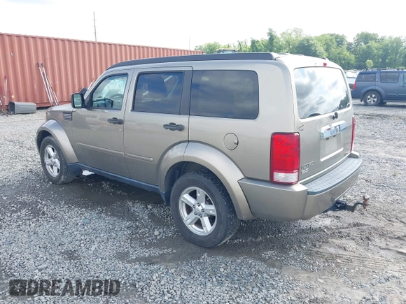 2007 Dodge Nitro SLT z VIN 1D8GT58KX7W689384, wystawiony jako IAAI lot #42139632 z przebiegiem 242 166 mil mil oraz . Historia ofert i sprzedaży dostępna na DreamBid. Obrazek 3.