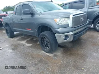 2013 Toyota Tundra z VIN 5TFRM5F12DX061453, wystawiony jako IAAI lot #42154294 z przebiegiem 233 467 mil mil oraz . Historia ofert i sprzedaży dostępna na DreamBid. Obrazek 1.