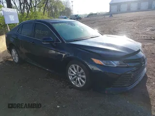 2019 Toyota Camry LE z VIN 4T1B11HK8KU693988, wystawiony jako IAAI lot #42081070 z przebiegiem 66 688 mil mil oraz . Historia ofert i sprzedaży dostępna na DreamBid. Obrazek 1.
