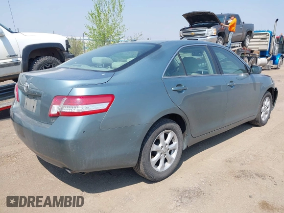 2011 Toyota Camry LE z VIN 4T4BF3EK3BR128796, wystawiony jako IAAI lot #42232144 z przebiegiem 127 823 mil mil oraz . Historia ofert i sprzedaży dostępna na DreamBid. Obrazek 4.