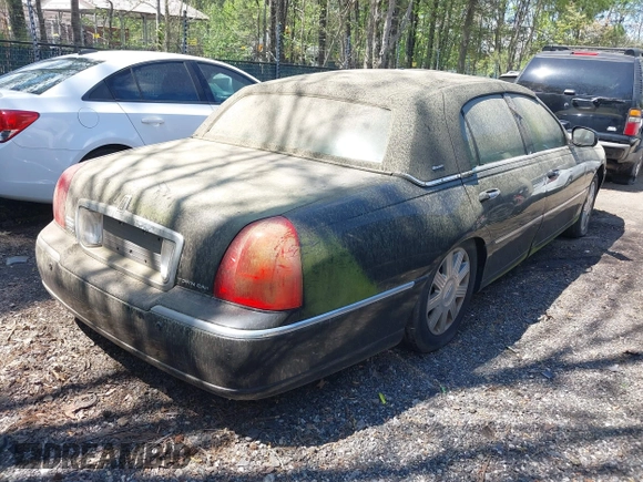 2004 Lincoln Town Car Ultimate z VIN 1LNHM83W34Y680212, wystawiony jako IAAI lot #42038987 z przebiegiem 108 450 mil mil oraz . Historia ofert i sprzedaży dostępna na DreamBid. Obrazek 4.