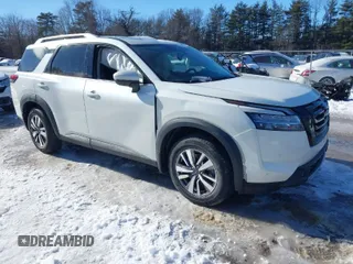 2022 Nissan Pathfinder SL z VIN 5N1DR3CC3NC266841, wystawiony jako IAAI lot #41610689 z przebiegiem 20 447 mil mil oraz . Historia ofert i sprzedaży dostępna na DreamBid. Obrazek 1.
