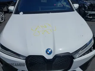 2025 BMW iX xDrive50 z VIN WB523CF07SCT17117, wystawiony jako IAAI lot #42042262 z przebiegiem 7485 mil mil oraz . Historia ofert i sprzedaży dostępna na DreamBid. Obrazek 10.