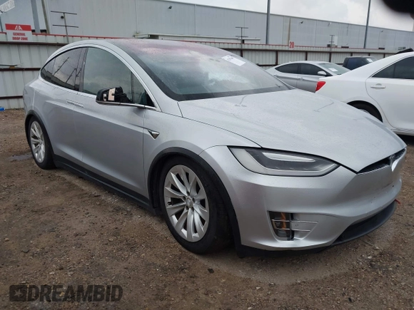 2017 Tesla Model X 90D z VIN 5YJXCDE23HF067843, wystawiony jako IAAI lot #42347649 z przebiegiem Nie podano mil oraz . Historia ofert i sprzedaży dostępna na DreamBid. Obrazek 1.