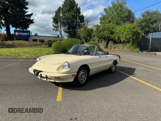 1985 Alfa Romeo Spider Veloce z VIN ZARBA5415F1020937, wystawiony jako Copart lot #63728494 z przebiegiem 115 547 mil mil oraz Tytuł czysty. Historia ofert i sprzedaży dostępna na DreamBid. Obrazek 2.