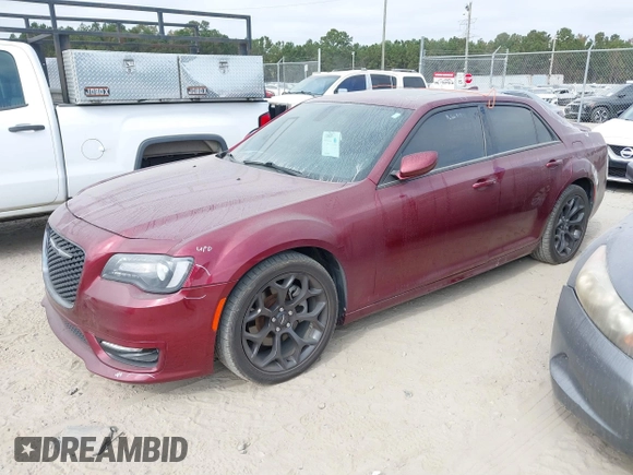 2020 Chrysler 300 S z VIN 2C3CCABT0LH233849, wystawiony jako IAAI lot #40689077 z przebiegiem 77 405 mil mil oraz . Historia ofert i sprzedaży dostępna na DreamBid. Obrazek 2.