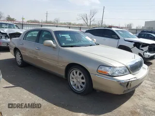 2010 Lincoln Town Car Signature Limited z VIN 2LNBL8CV6AX615608, wystawiony jako IAAI lot #41791534 z przebiegiem 40 418 mil mil oraz . Historia ofert i sprzedaży dostępna na DreamBid. Obrazek 1.