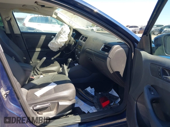 2011 Volkswagen Jetta Sedan SE w/Convenience & Sunroof PZEV with VIN 3VWDZ7AJ5BM068069, listed as a IAAI auction lot 41866154 with 215,407 mi miles. Bid and sale history available at carsss.com. Image 5.