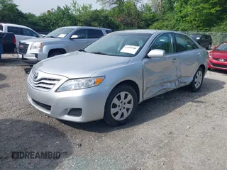 2011 Toyota Camry LE z VIN 4T1BF3EKXBU607307, wystawiony jako IAAI lot #42269501 z przebiegiem 153 051 mil mil oraz . Historia ofert i sprzedaży dostępna na DreamBid. Obrazek 17.
