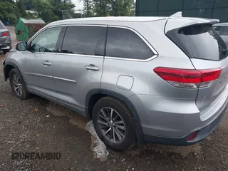 2018 Toyota Highlander SE z VIN 5TDJZRFH6JS545680, wystawiony jako IAAI lot #42548969 z przebiegiem 43 622 mil mil oraz . Historia ofert i sprzedaży dostępna na DreamBid. Obrazek 3.