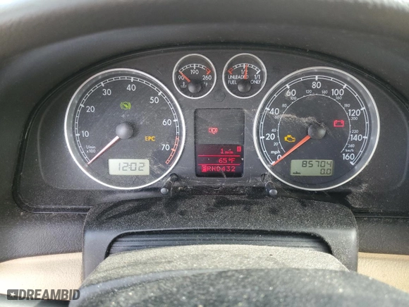 2001 Volkswagen Passat GLX with VIN WVWRH63BX1P143806, listed as a Copart auction lot 82929154 with 85,704 mi miles and Clean Title. Bid and sale history available at carsss.com. Image 9.