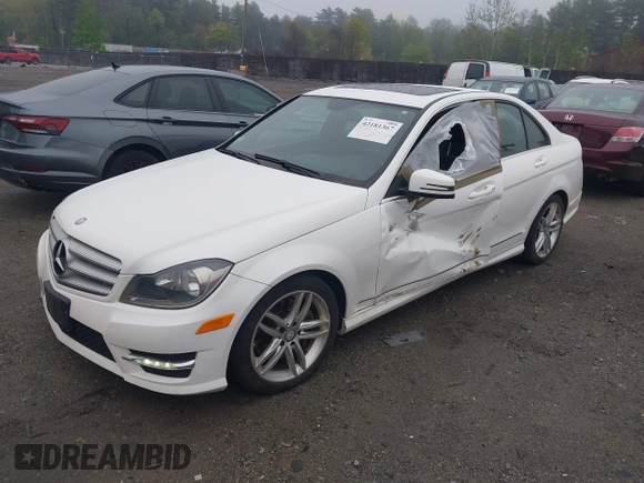 2013 Mercedes-Benz C 300 Sport z VIN WDDGF8ABXDR289262, wystawiony jako IAAI lot #42181367 z przebiegiem 130 744 mil mil oraz . Historia ofert i sprzedaży dostępna na DreamBid. Obrazek 17.
